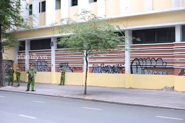 Chiều 7/7: Chùm ảnh phụ huynh ngồi bệt dưới đất, lấy dép kê chân ngồi ngóng trông con thi tốt nghiệp môn Toán-19