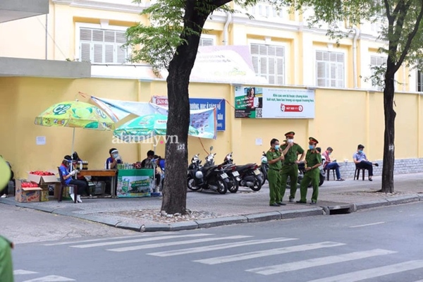 Chiều 7/7: Chùm ảnh phụ huynh ngồi bệt dưới đất, lấy dép kê chân ngồi ngóng trông con thi tốt nghiệp môn Toán-18