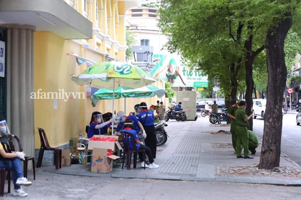 Chiều 7/7: Chùm ảnh phụ huynh ngồi bệt dưới đất, lấy dép kê chân ngồi ngóng trông con thi tốt nghiệp môn Toán-20