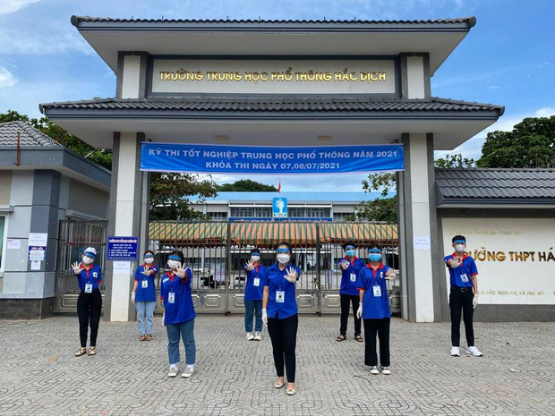 Hình ảnh dễ thương nhất hôm nay: Anh công an cặm cụi kết hoa phượng, tặng thí sinh đầu tiên bước ra khỏi phòng thi-3