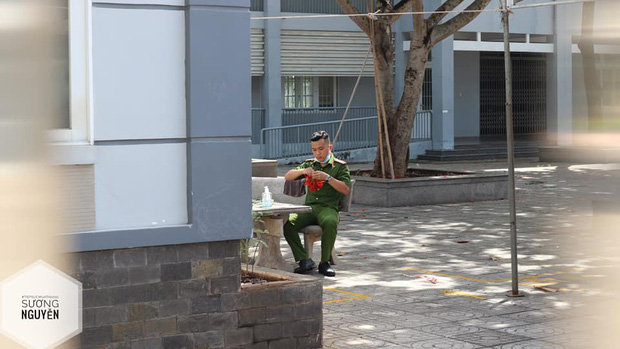 Hình ảnh dễ thương nhất hôm nay: Anh công an cặm cụi kết hoa phượng, tặng thí sinh đầu tiên bước ra khỏi phòng thi-1