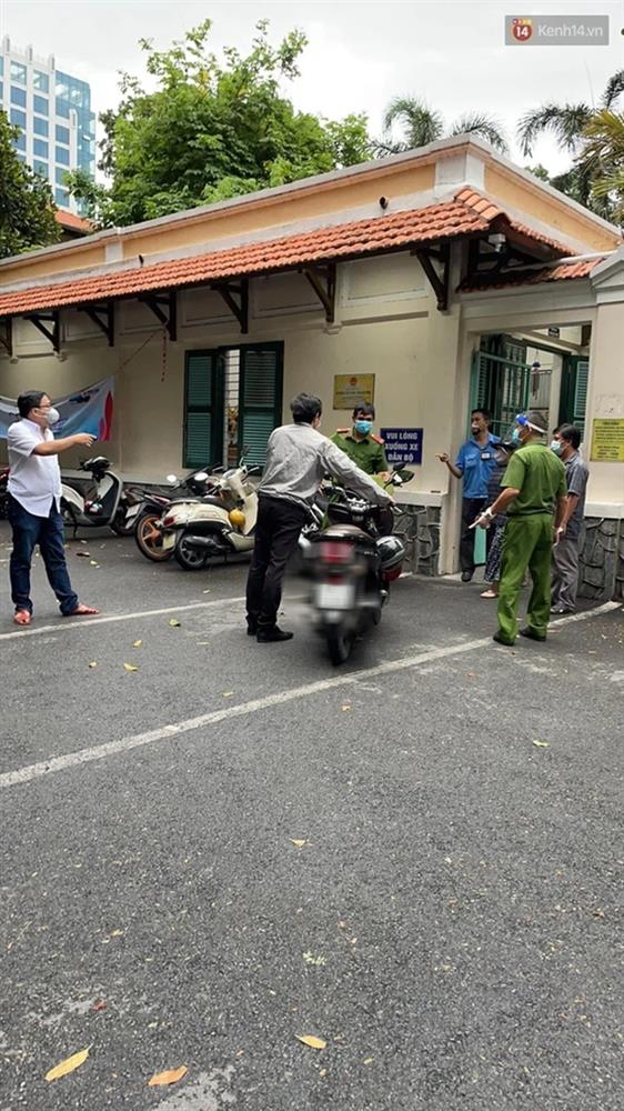 Phụ huynh có con chung phòng với thí sinh F0 tại TP.HCM: Chưa liên lạc được với con, đem đồ ăn tới tận cổng trường thi-7