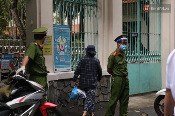 Phụ huynh có con chung phòng với thí sinh F0 tại TP.HCM: Chưa liên lạc được với con, đem đồ ăn tới tận cổng trường thi-6