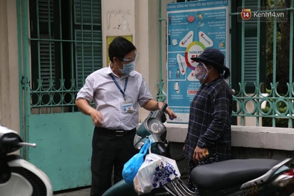 Phụ huynh có con chung phòng với thí sinh F0 tại TP.HCM: Chưa liên lạc được với con, đem đồ ăn tới tận cổng trường thi-5