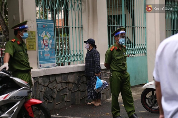 Phụ huynh có con chung phòng với thí sinh F0 tại TP.HCM: Chưa liên lạc được với con, đem đồ ăn tới tận cổng trường thi-4