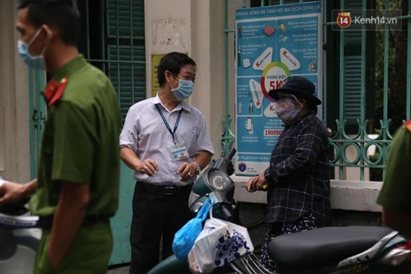 Phụ huynh có con chung phòng với thí sinh F0 tại TP.HCM: Chưa liên lạc được với con, đem đồ ăn tới tận cổng trường thi-3