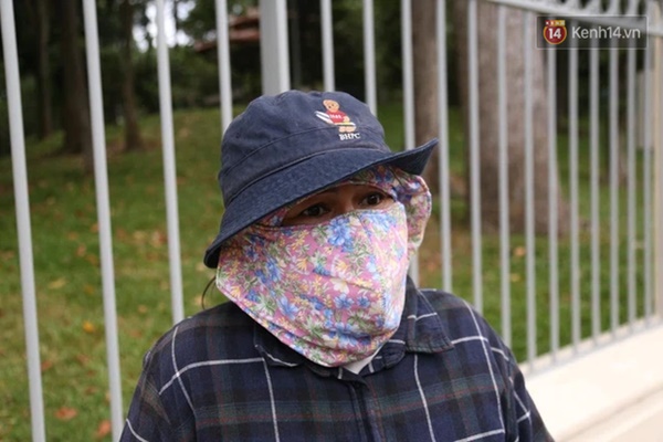 Phụ huynh có con chung phòng với thí sinh F0 tại TP.HCM: Chưa liên lạc được với con, đem đồ ăn tới tận cổng trường thi-2