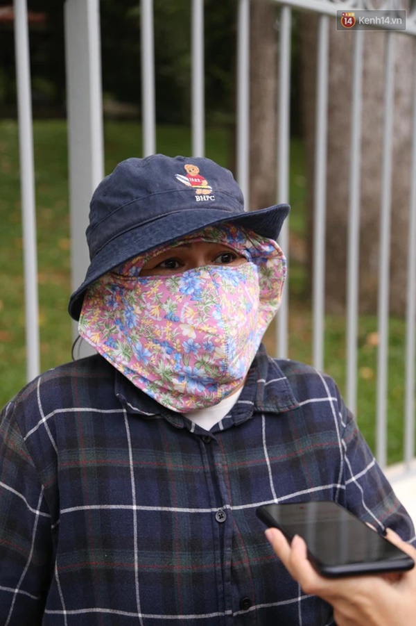 Phụ huynh có con chung phòng với thí sinh F0 tại TP.HCM: Chưa liên lạc được với con, đem đồ ăn tới tận cổng trường thi-1