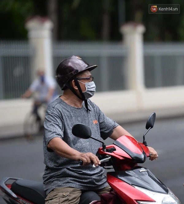 Phụ huynh có con chung phòng với thí sinh F0 tại TP.HCM: Chưa liên lạc được với con, đem đồ ăn tới tận cổng trường thi-8