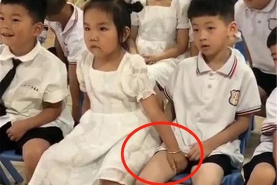 Con gái liên tục mò đùi bạn nam bên cạnh khiến cậu bé phản ứng thẳng thừng, xem ảnh cô giáo gửi mà mẹ xấu hổ muối mặt