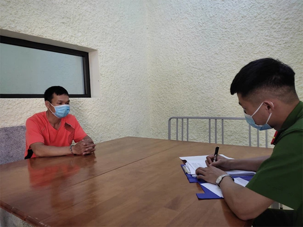 Không đeo khẩu trang vào khu cách ly tiếp tế đồ ăn, còn đấm công an xã-2