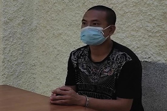 Không đeo khẩu trang vào khu cách ly tiếp tế đồ ăn, còn đấm công an xã