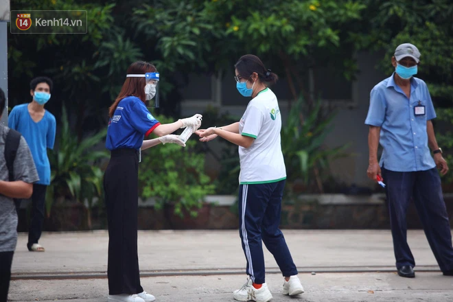 Hơn 1 triệu sĩ tử bước vào ngày thi thứ 2: Thí sinh lo lắng với tổ hợp 6 môn Lý Hoá Sinh, Sử Địa GDCD-3