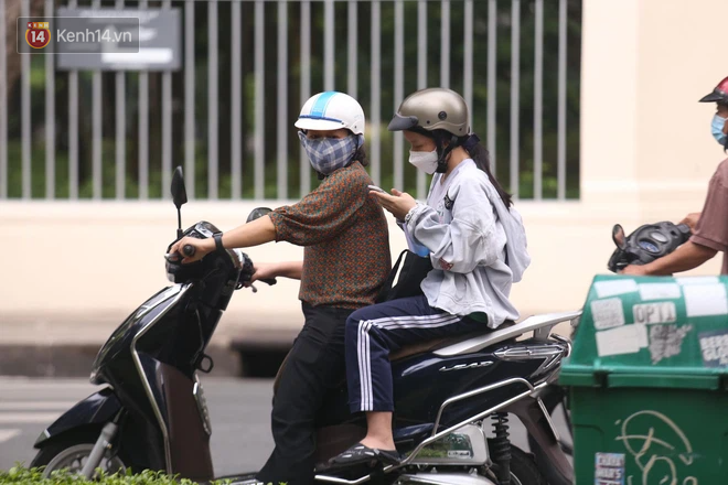 Hơn 1 triệu sĩ tử bước vào ngày thi thứ 2: Thí sinh lo lắng với tổ hợp 6 môn Lý Hoá Sinh, Sử Địa GDCD-16