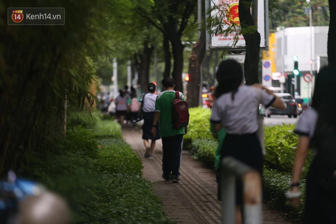 Hơn 1 triệu sĩ tử bước vào ngày thi thứ 2: Thí sinh lo lắng với tổ hợp 6 môn Lý Hoá Sinh, Sử Địa GDCD-17