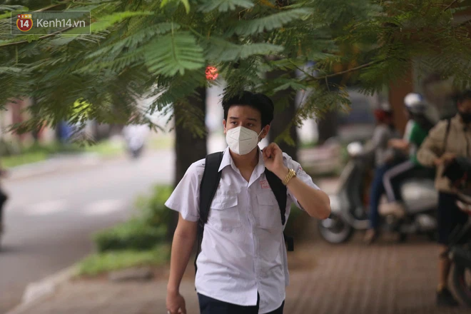 Hơn 1 triệu sĩ tử bước vào ngày thi thứ 2: Thí sinh lo lắng với tổ hợp 6 môn Lý Hoá Sinh, Sử Địa GDCD-18