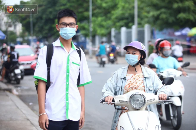 Hơn 1 triệu sĩ tử bước vào ngày thi thứ 2: Thí sinh lo lắng với tổ hợp 6 môn Lý Hoá Sinh, Sử Địa GDCD-20