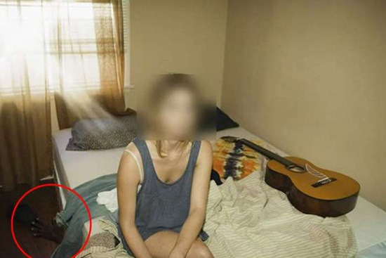 Vợ gửi cho bức ảnh, chồng ở nơi xa vui vẻ ngắm nhìn nhưng chỉ 1 phút sau lập tức đòi ly hôn vì chi tiết đắt giá