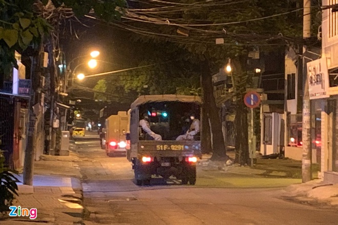 Ô tô vượt đèn đỏ húc tung xe máy, hành động sau đó càng gây bức xúc hơn-1