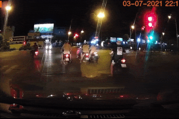 Hai xe máy vượt đèn đỏ đâm vào nhau ở giao lộ-1