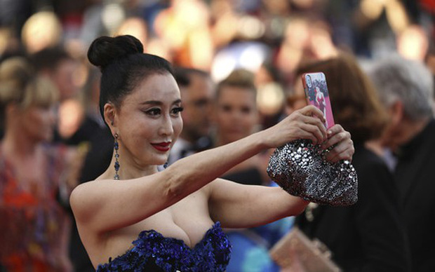 Những khách mời vô danh khiến thảm đỏ Cannes dậy sóng: Mặc lố lăng hay cố tình tạo dáng khoe trọn vòng 1 đến phản cảm-12