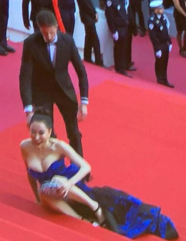 Những khách mời vô danh khiến thảm đỏ Cannes dậy sóng: Mặc lố lăng hay cố tình tạo dáng khoe trọn vòng 1 đến phản cảm-13
