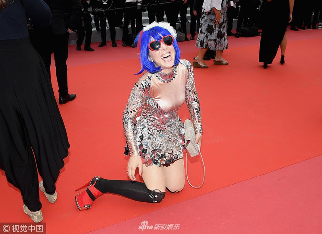 Những khách mời vô danh khiến thảm đỏ Cannes dậy sóng: Mặc lố lăng hay cố tình tạo dáng khoe trọn vòng 1 đến phản cảm-5