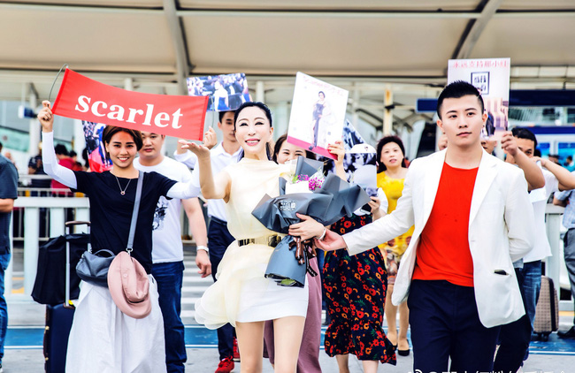 Những khách mời vô danh khiến thảm đỏ Cannes dậy sóng: Mặc lố lăng hay cố tình tạo dáng khoe trọn vòng 1 đến phản cảm-14