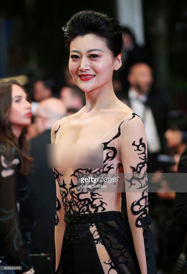 Những khách mời vô danh khiến thảm đỏ Cannes dậy sóng: Mặc lố lăng hay cố tình tạo dáng khoe trọn vòng 1 đến phản cảm-16