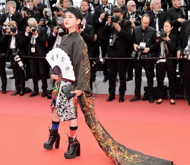 Những khách mời vô danh khiến thảm đỏ Cannes dậy sóng: Mặc lố lăng hay cố tình tạo dáng khoe trọn vòng 1 đến phản cảm-18