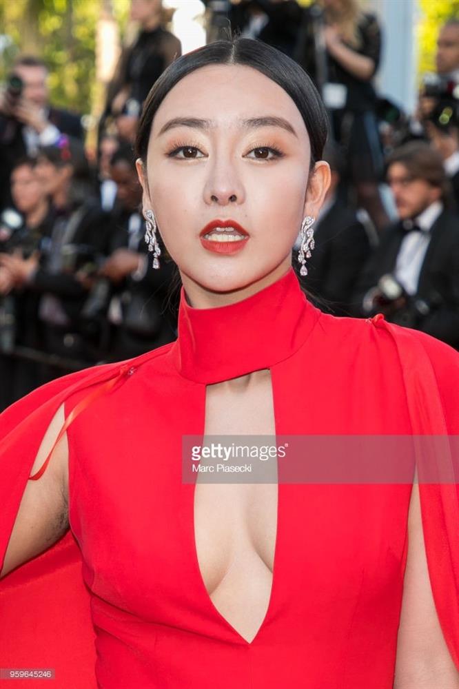 Những khách mời vô danh khiến thảm đỏ Cannes dậy sóng: Mặc lố lăng hay cố tình tạo dáng khoe trọn vòng 1 đến phản cảm-19