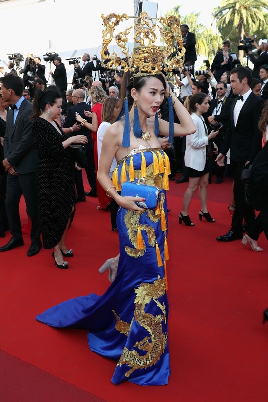 Những khách mời vô danh khiến thảm đỏ Cannes dậy sóng: Mặc lố lăng hay cố tình tạo dáng khoe trọn vòng 1 đến phản cảm-21