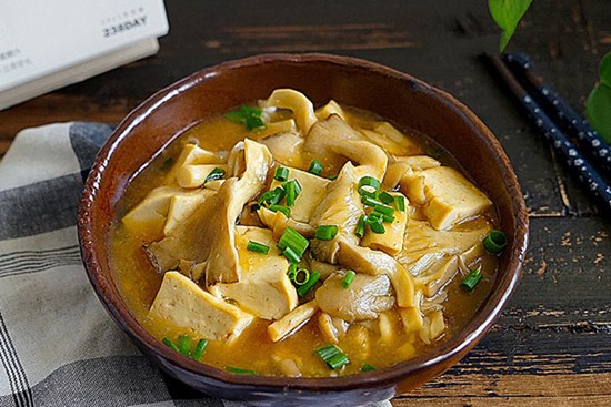 Không ngờ đậu phụ nấu với loại nấm này lại ăn thay cơm, chống ngán hiệu quả ngày nóng