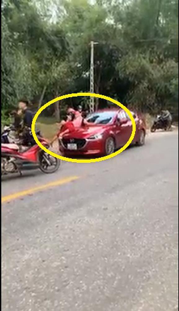Vụ nhảy lên capo đánh ghen: Chồng dừng xe túm tóc, tẩn cho vợ 1 trận no đòn-2