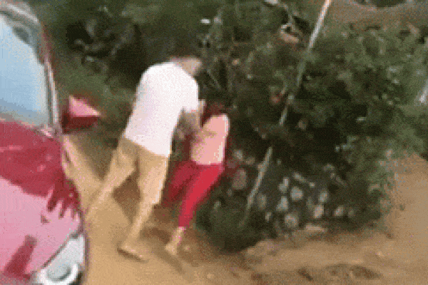 Vụ nhảy lên capo đánh ghen: Chồng dừng xe túm tóc, tẩn cho vợ 1 trận no đòn-3