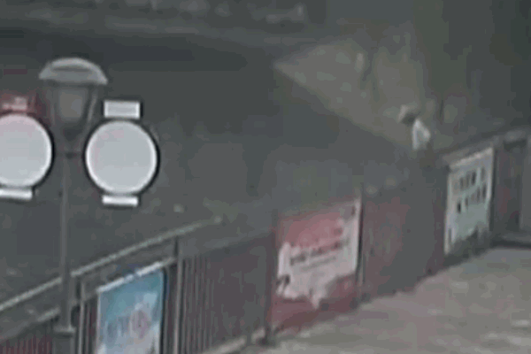 Clip: Cụ ông 81 tuổi liều mình nhảy xuống hồ cứu bé trai sắp chết đuối