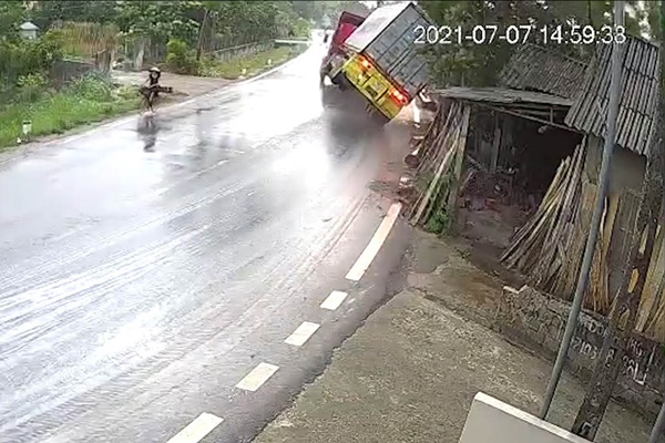 Mưa như trút nước gây lũ lụt và lở đất ở Nhật Bản-1