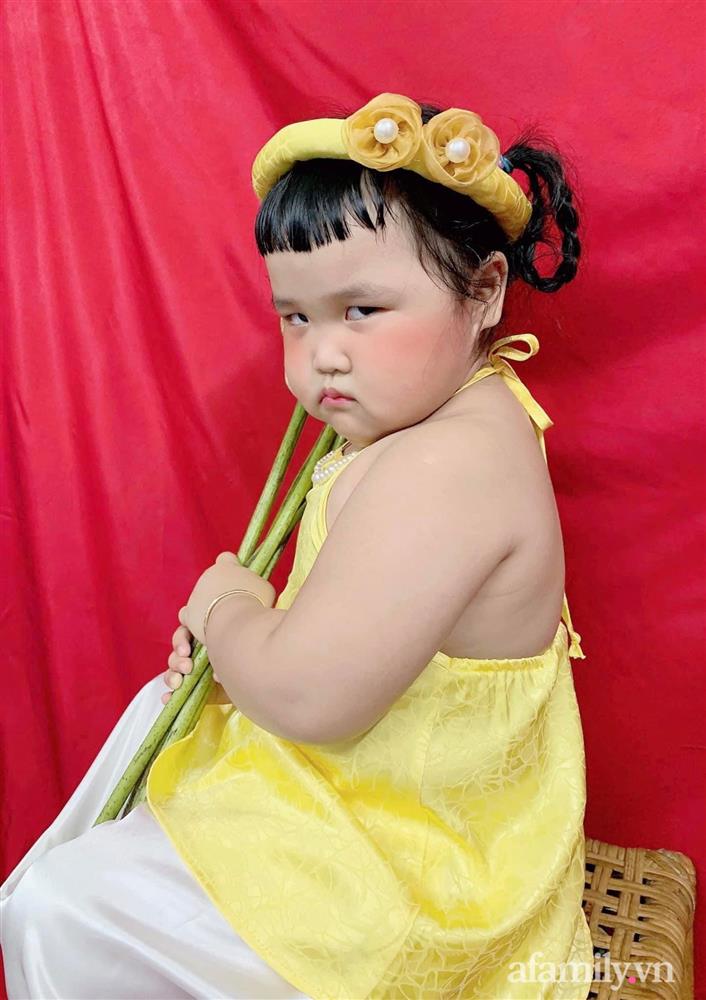 Kỳ công chuẩn bị bối cảnh cho con theo trend tự chụp ảnh sen tại nhà, bố mẹ cười xém ngất khi nhìn thành quả-3