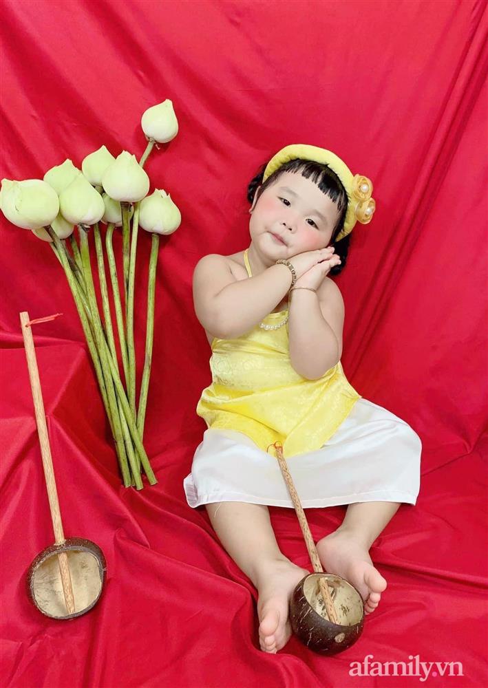 Kỳ công chuẩn bị bối cảnh cho con theo trend tự chụp ảnh sen tại nhà, bố mẹ cười xém ngất khi nhìn thành quả-4