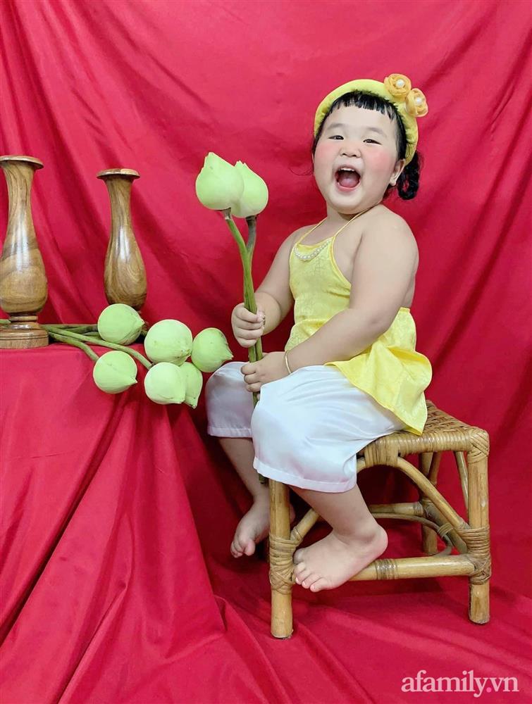 Kỳ công chuẩn bị bối cảnh cho con theo trend tự chụp ảnh sen tại nhà, bố mẹ cười xém ngất khi nhìn thành quả-5