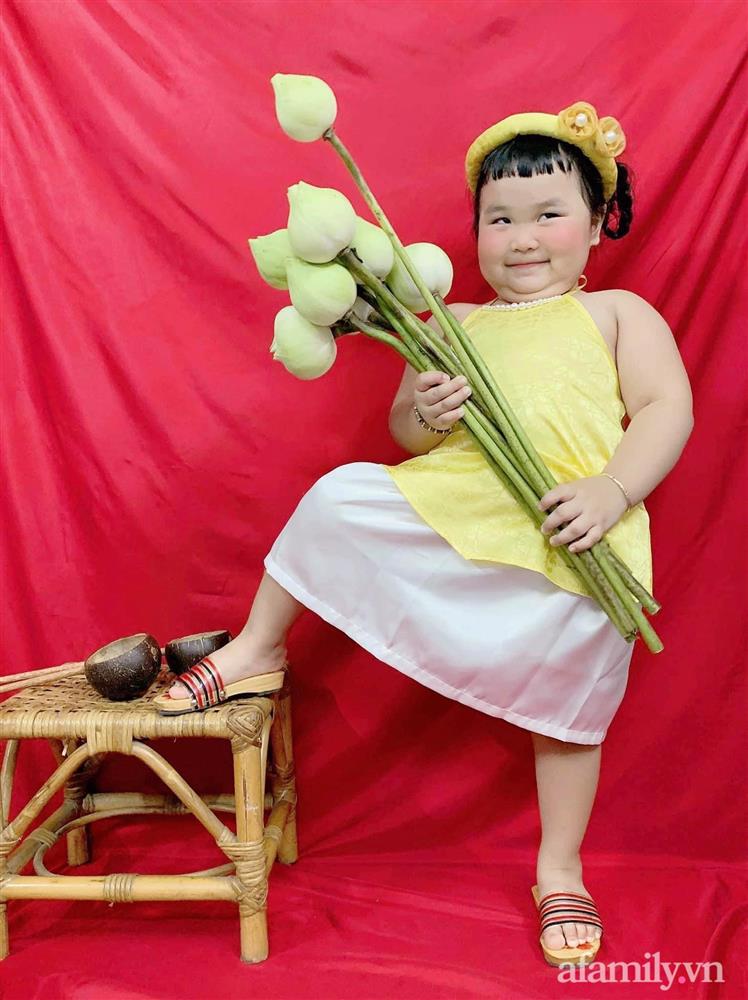 Kỳ công chuẩn bị bối cảnh cho con theo trend tự chụp ảnh sen tại nhà, bố mẹ cười xém ngất khi nhìn thành quả-6