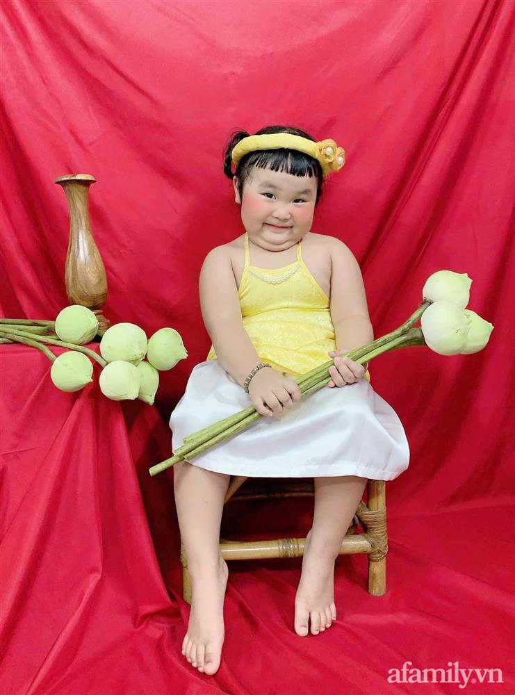 Kỳ công chuẩn bị bối cảnh cho con theo trend tự chụp ảnh sen tại nhà, bố mẹ cười xém ngất khi nhìn thành quả-7