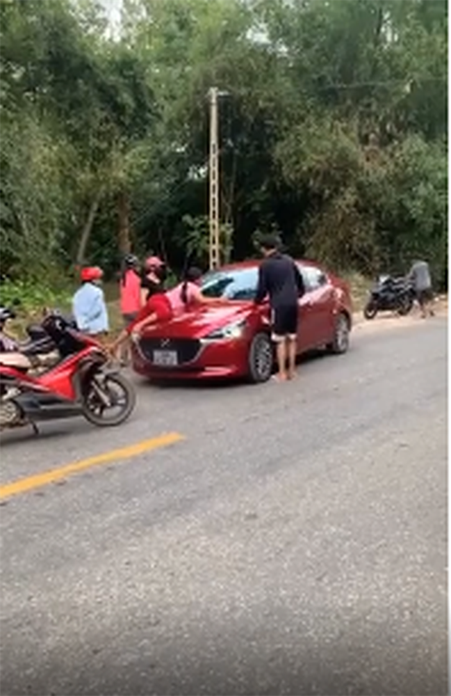 Vụ vợ nằm trên nắp capo đánh ghen, chồng chở bồ nhí phóng như bay trên đường: Gia đình không khá giả, bao năm tích góp mới mua được ô tô-1