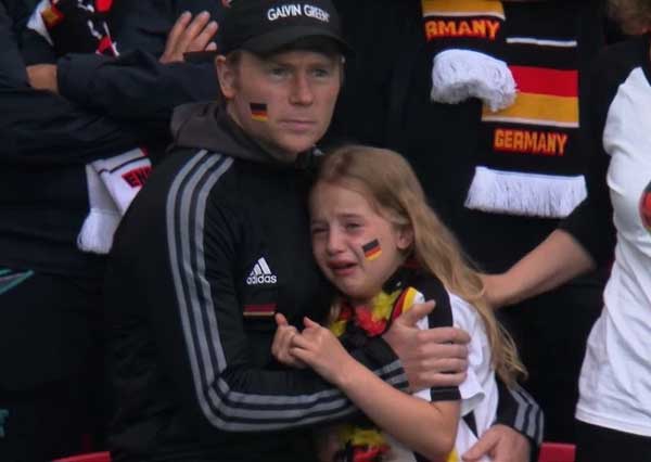 Bị chế nhạo vì khóc nức nở trên khán đài EURO 2020, bé gái được quyên tiền ủng hộ hơn 1 tỷ đồng và cái kết ấm lòng-3