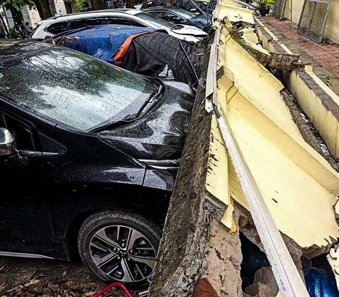 Hiện trường bức tường đổ sập đè trúng 12 ô tô ở Hà Nội-1