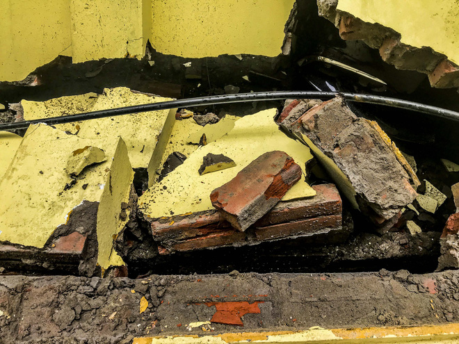 Hiện trường bức tường đổ sập đè trúng 12 ô tô ở Hà Nội-10