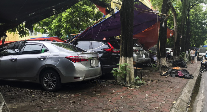 Hiện trường bức tường đổ sập đè trúng 12 ô tô ở Hà Nội-3