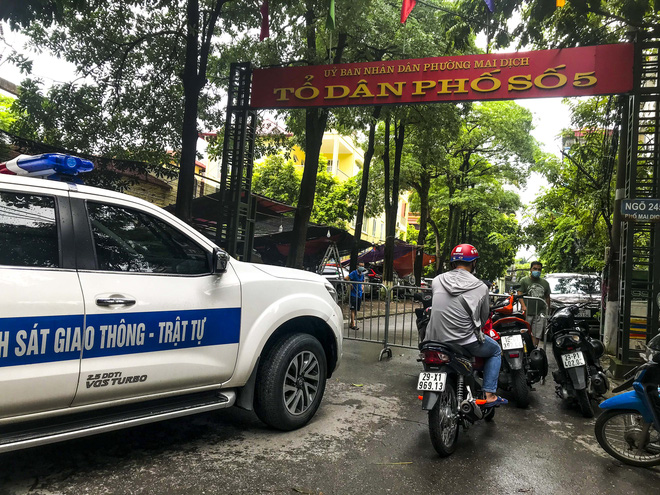 Hiện trường bức tường đổ sập đè trúng 12 ô tô ở Hà Nội-4