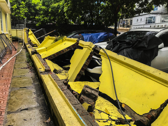 Hiện trường bức tường đổ sập đè trúng 12 ô tô ở Hà Nội-5