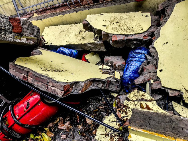 Hiện trường bức tường đổ sập đè trúng 12 ô tô ở Hà Nội-7